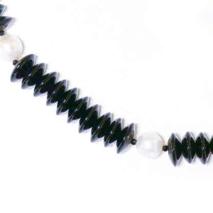 Handcrafted necklace in onyx and natural pearls 