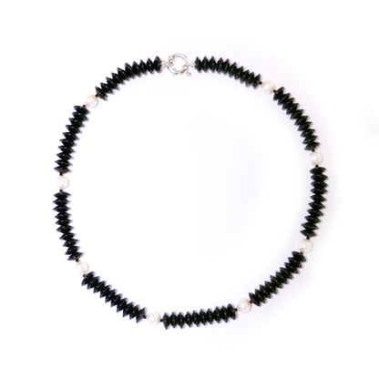 Handcrafted necklace in onyx and natural pearls 